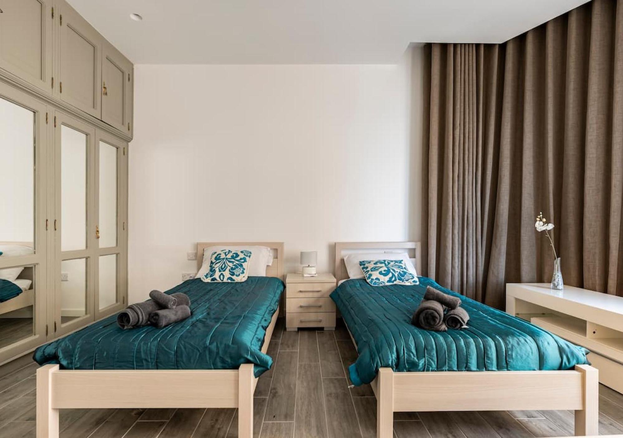 Sea View Luxury Haven Living & 3Bedrooms Seafront สลีมา ภายนอก รูปภาพ