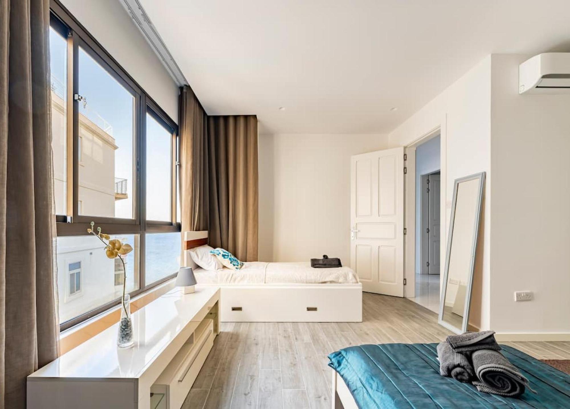 Sea View Luxury Haven Living & 3Bedrooms Seafront สลีมา ภายนอก รูปภาพ