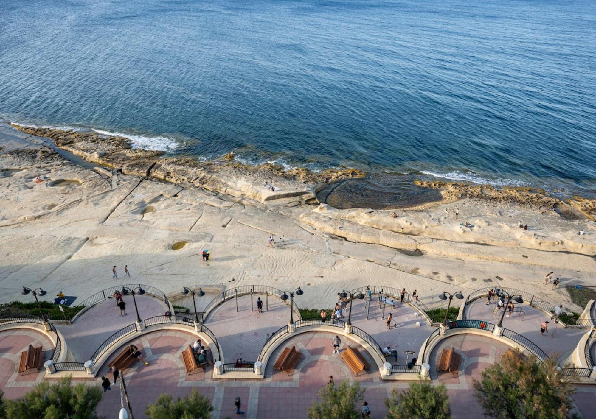 Sea View Luxury Haven Living & 3Bedrooms Seafront สลีมา ภายนอก รูปภาพ